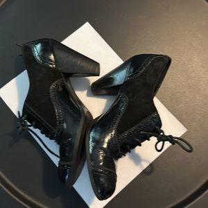 ⭐️ Sale ⭐️ Black heel booties size 8.5
